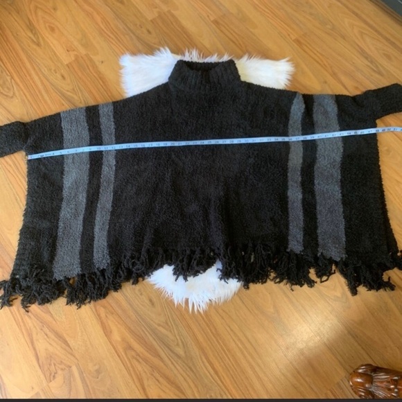 Barefoot Dreams black & gray beach fringe poncho one size - Picture 11 of 12